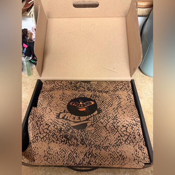 FREEBIRD Asher black studded sandals - Picture 6 of 6